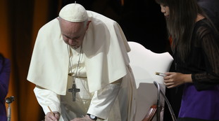 Lavoriamo per un'economia di pace. Papa Francesco firma il patto con i giovani