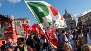 Vessillo comunista in piazza. L'accusa di Lega e FdI che inchioda il Pd