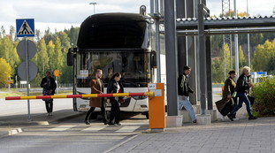 Scene apocalittiche ai confini, i Paesi baltici chiudono le frontiere ai russi