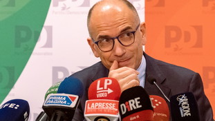 Il Pd è finalmente compatto: tutti odiano Letta. Gara senza pietà per scaricarlo