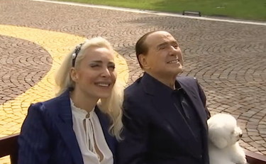 Cuori dal cielo e mongolfiere, la sorpresa di Marta a Silvio: show ad Arcore | VIDEO