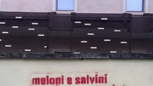 Salvini ride in faccia agli odiatori: la scritta horror e la lezione di democrazia