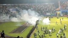 Calpestati dalla folla Scontri allo stadio, è una strage: 129 morti