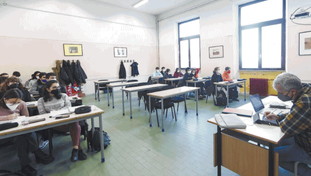 Stop mascherine in classe, ma è caos su chi deve tenerle