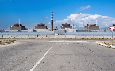 Zaporizhzhia, i raid lasciano la centrale senza corrente. I generatori bastano per 10 giorni