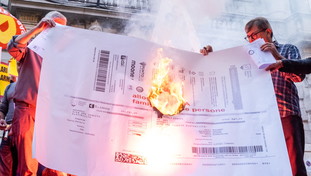 L'inflazione sta saccheggiando le tasche degli italiani: in fumo quasi 100 miliardi