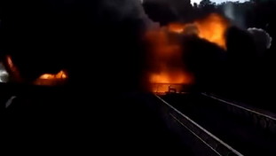Esplode il ponte pedonale a Kiev: le immagini impressionanti