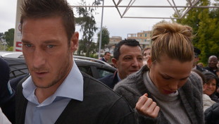 Totti e Ilary, faida senza fine: il Capitato si porta via anche le scarpe griffate della showgirl