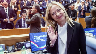 “Occhio ai finti amici”. Feltri ammonisce Meloni e poi spara a zero su Ronzulli