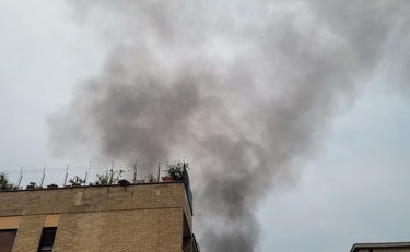 Camion dei rifiuti va a fuoco, fumo e odore acre: residenti chiusi in casa