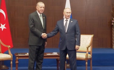 Il gesto di Putin prima di parlare con Erdogan