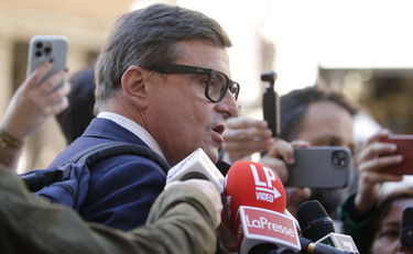 Maggioranza appesa a Ronzulli. Calenda a valanga sul centrodestra