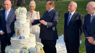 Berlusconi lasciato solo, macerie in Forza Italia. Riunione d'emergenza con i fedelissimi