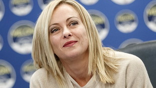 “Non arretrerà, tutti si dovranno adeguare”. Meloni punta i piedi, vicolo cieco per Berlusconi