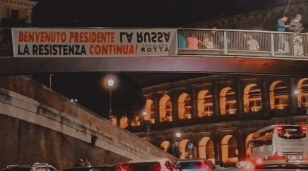 La Russa a testa in giù, escalation dell'odio rosso. Striscione choc al Colosseo
