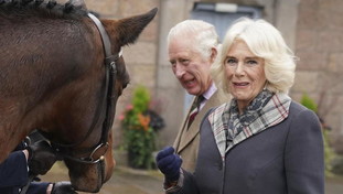 Carlo vende i cavalli della madre. E Camilla alza la posta: come si fa chiamare