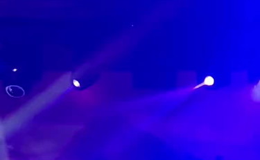 Sale sul palco Damante e crolla il tetto della discoteca | VIDEO