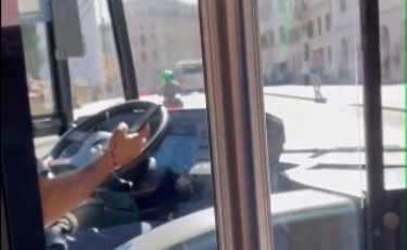 Guida il bus mentre chatta: autista pizzicato dal passeggero