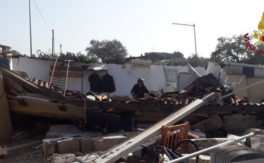 Fuga di gas, a Lavinio esplode una villetta. Donna in gravi condizioni