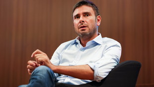 “Finalmente la verità”. Dibba applaude Berlusconi e affonda Tajani