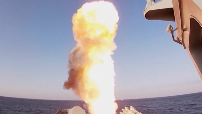 Raffica di missili russi, è allarme aereo in tutta l'Ucraina: se la situazione precipita...