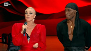 “La tigre…”. La giuria stronca Paola Barale e lei crolla dopo l'omaggio