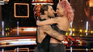 Provocazione choc di Ema Stokholma: “È pagato per questo”. Gelo in studio