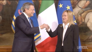L'addio di Draghi e l'emozione di Meloni: ecco la cerimonia della campanella