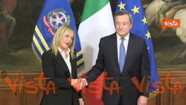 La Stretta Di Mano Tra Meloni E Draghi Prima Del Colloquio A Palazzo 
