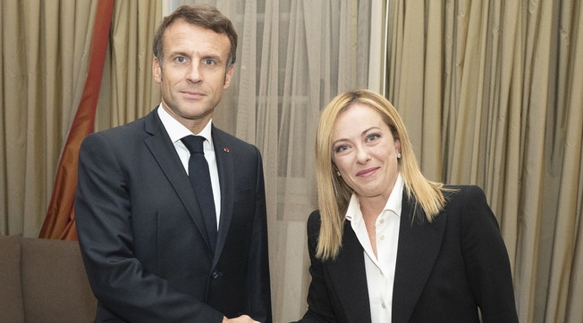 Scriviamo il futuro dell'Italia. Meloni si insedia. Poi incontra Macron