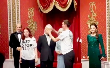 Torta in faccia a Re Carlo. L'ultimo sfregio degli ambientalisti (dopo aver imbrattato I Girasoli)