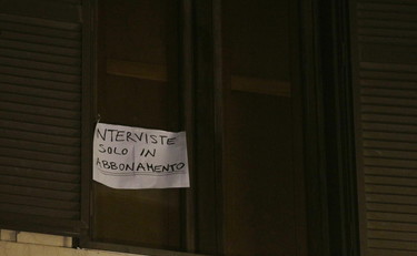 Grillo al Senato con Conte sfotte i giornalisti: Volete interviste? Vi do l'Iban