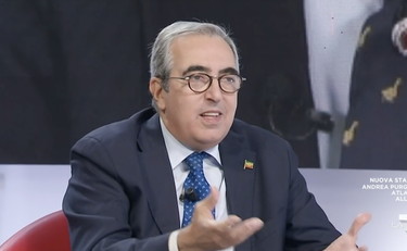 Che gaffe, non si riprendono più. Gasparri ridicolizza Serracchiani