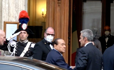 Berlusconi arriva in Senato, la frase del Cav alla folla