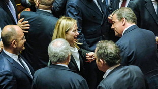 Calenda svela il caso clamoroso in Senato con il commesso: Vota sì. Ma non è vero