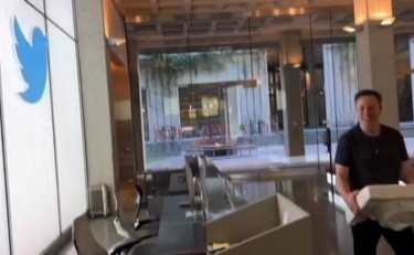 Elon Musk nella sede di Twitter con un lavandino tra le braccia