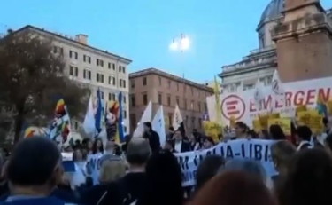 In piazza contro accordo Italia-Libia, ragazzo contesta il Pd