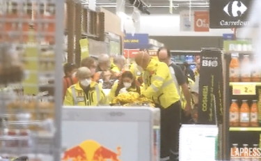 Chi è il killer di Assago fermato dai clienti. Il video nel centro commerciale | GUARDA