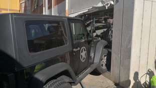 L'anziano su una jeep crea il panico: che succede a Roma | GUARDA