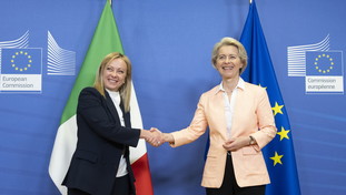 Meloni si presenta in Europa. E prepara il decreto aiuti da 15 miliardi