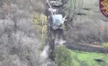 Al soldato di Kiev basta un colpo: i carri armati russi distrutti così in Ucraina