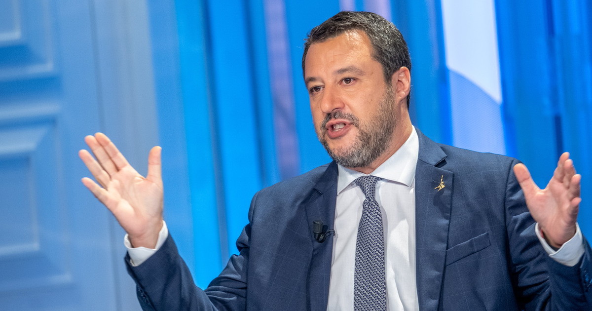 "Così difendiamo confini e leggi". Ong e migranti, Salvini stende la sinistra