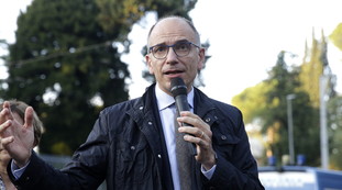 Assassino, guerrafondaio. Letta insultato alla marcia per la pace