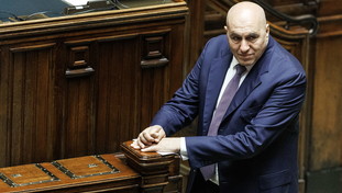 “Perché hai cambiato idea?”. Crosetto disintegra Conte: lucra sulla pace