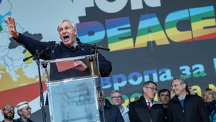 Rabbia di Paragone: le strane piazze per la pace nell'era post-Draghi