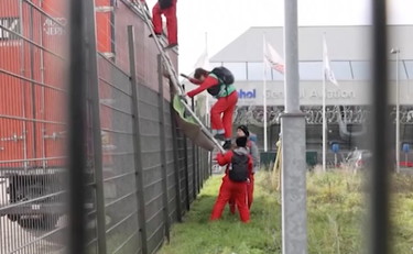 Bloccano la pista dell'aeroporto: fino a dove si spingono gli ambientalisti