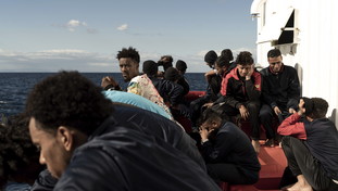 La mano di Giorgia sposta i migranti verso la Francia: il colloquio con Macron