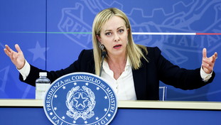 Guai in casa per Meloni: il suo sindaco dice no al rigassificatore di Piombino