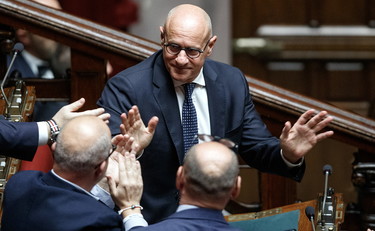 Scontro Rampelli-Calenda: Diciamo dispensatore al posto di dispenser. Allora cancella il ministero del Made in Italy