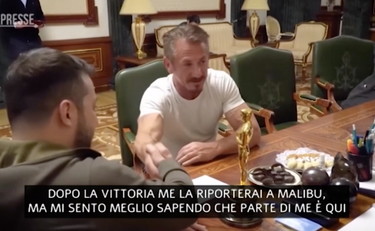 Sean Penn sorprende Zelensky con un regalo inaspettato | GUARDA
